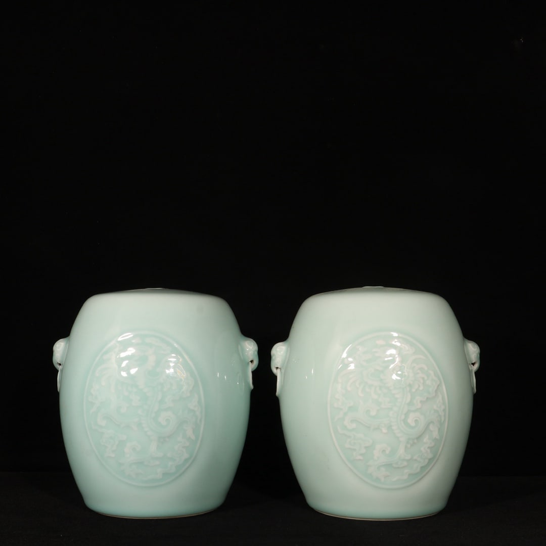 A pair of celadon-glazed phoenix-patterned drum stools from the Qianlong period of the Qing Dynasty: A pair of celadon-glazed phoenix-patterned drum stools from the Qianlong period of the Qing dynasty, measuring 16 cm in height and 16 cm in diameter. Provenance:Private collection from a professor in