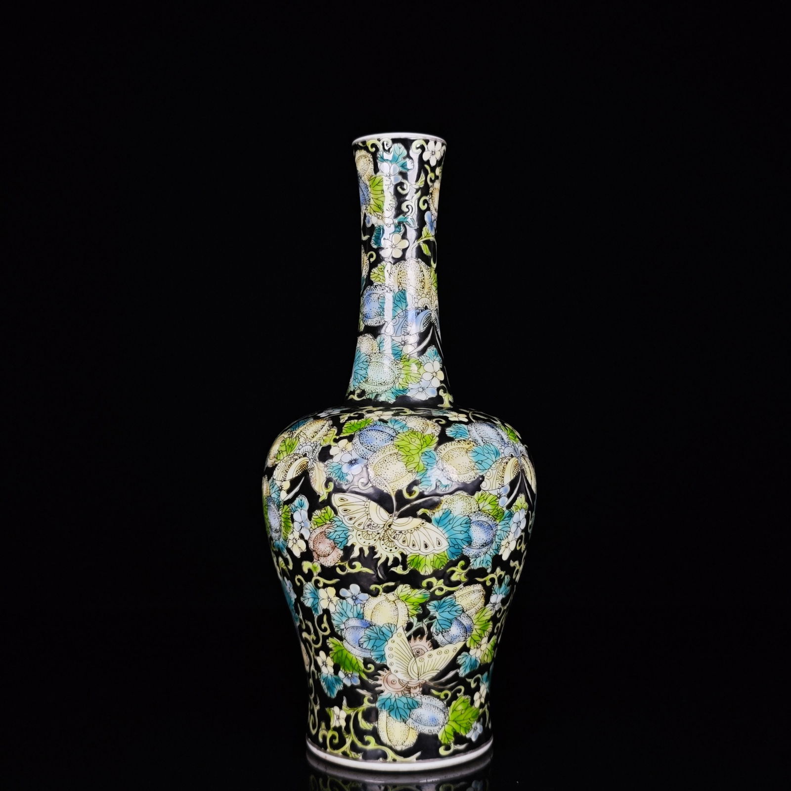 A polychrome bell-shaped vase with butterfly and melon design from the Qianlong period of the Qing (1 of 9)