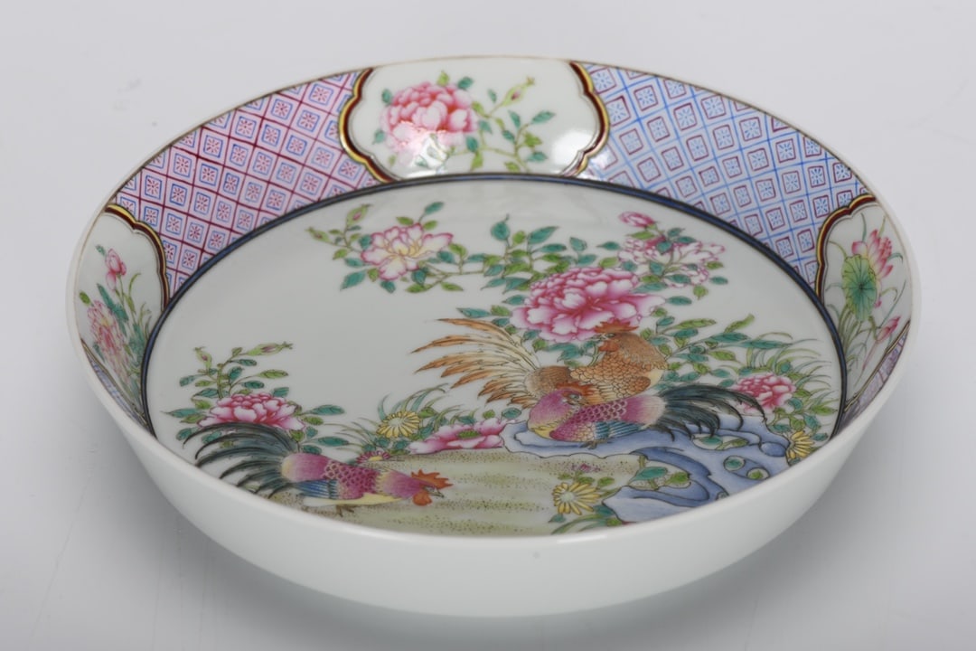 Qing Dynasty, Yongzheng Period, Enamel Three Heroes Plate: Qing Dynasty, Yongzheng period, enamel-painted three-man plate, 3.8 cm high, 18 cm in diameter at the mouth, and 13.2 cm in diameter at the base. Provenance:from the collection of George Stopher, Kent