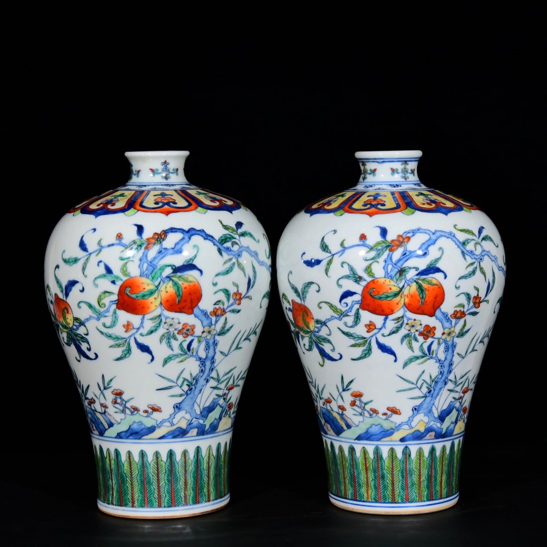 A pair of doucai meiping vases with eight peach designs from the Yongzheng period of the Qing (1 of 9)