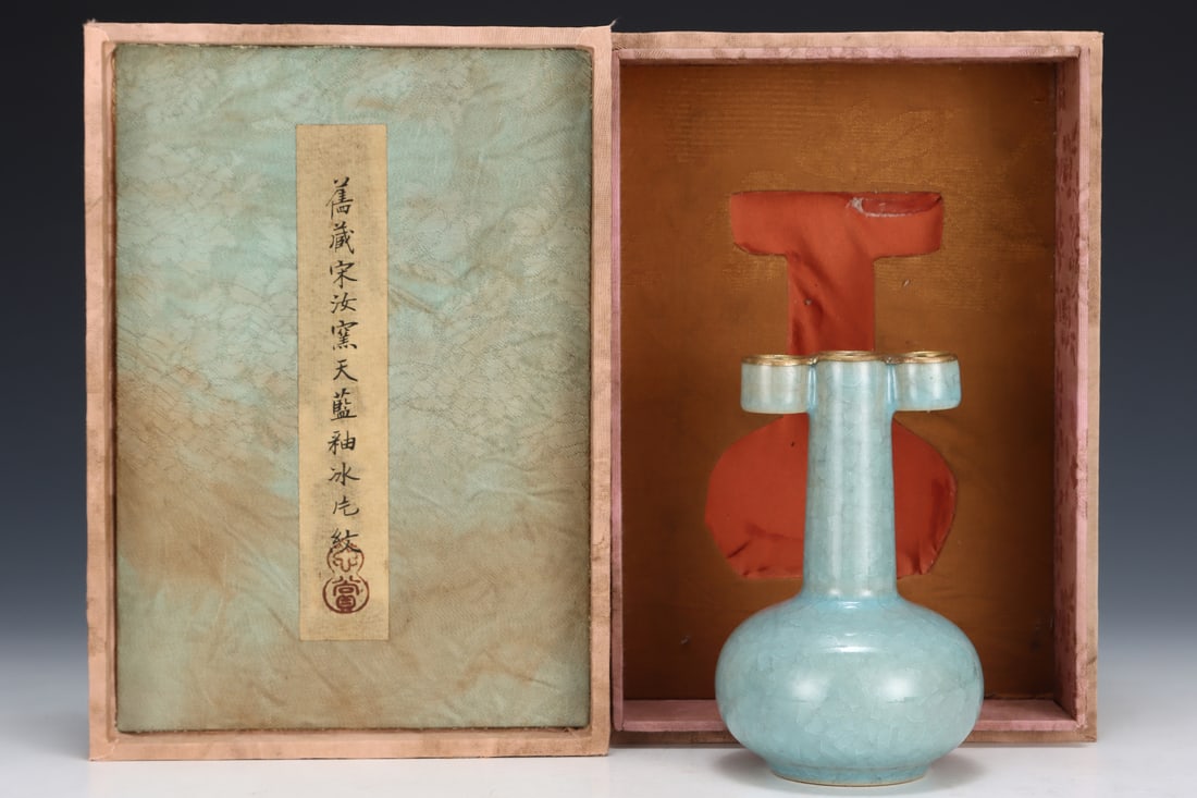 Formerly in the collection of a Song Dynasty Ru ware sky-blue glazed vase with tubular handles: A Song Dynasty Ru ware sky-blue glazed incense burner with two handles, formerly in the collection. Dimensions: Height: 7.7 cm; Diameter: 23 cm. Provenance:An old private collection in Scotland, Unite