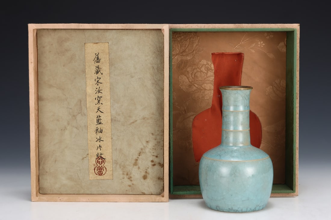 Formerly in the collection of a Song Dynasty Ru ware sky-blue string-patterned long-necked vase (1 of 9)