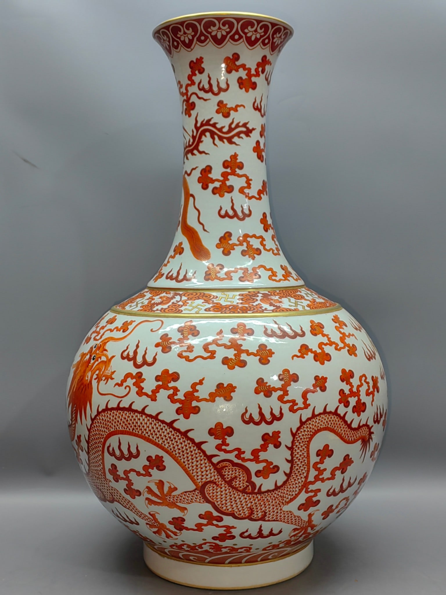 Antique porcelain: 40.5 cm high, 10.5 cm in diameter at the mouth, and 25 cm in diameter at the belly. Provenance:From a private collection in Sussex, United Kingdom. Our cooperative logistics services provider expertly