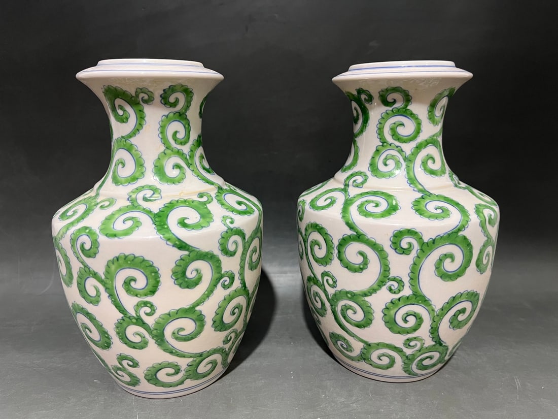 Chenghua Doucai Vase with Floral Pattern on Red Body: Chenghua Doucai Vase with Floral Pattern on Red Body Provenance:from the collection of George Stopher, Kent, purchased from P&M Waldo Antiques, London. Our cooperative logistics services provider expe