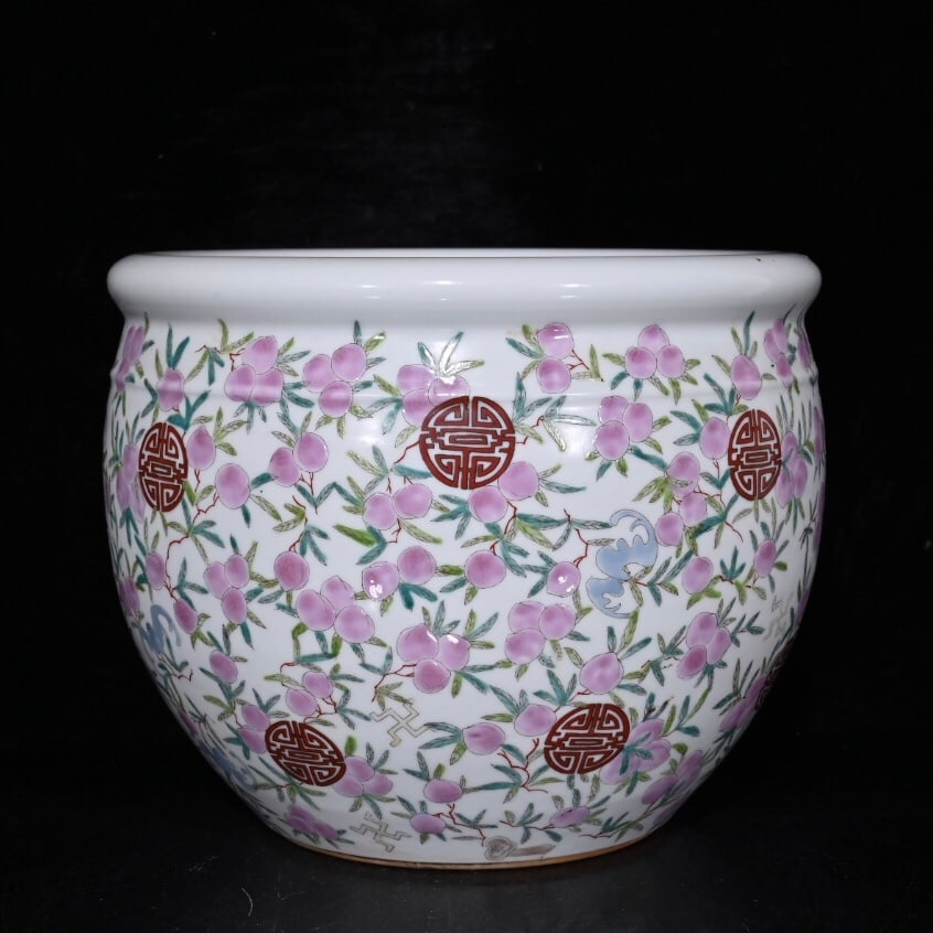 Kangxi Period Famille Rose Peach Pattern Jar of the Qing Dynasty: A large Qing Dynasty Kangxi period famille rose porcelain jar with peach design, 17x21cm Provenance:Private collection from a professor in University of Oxford. Our cooperative logistics services prov