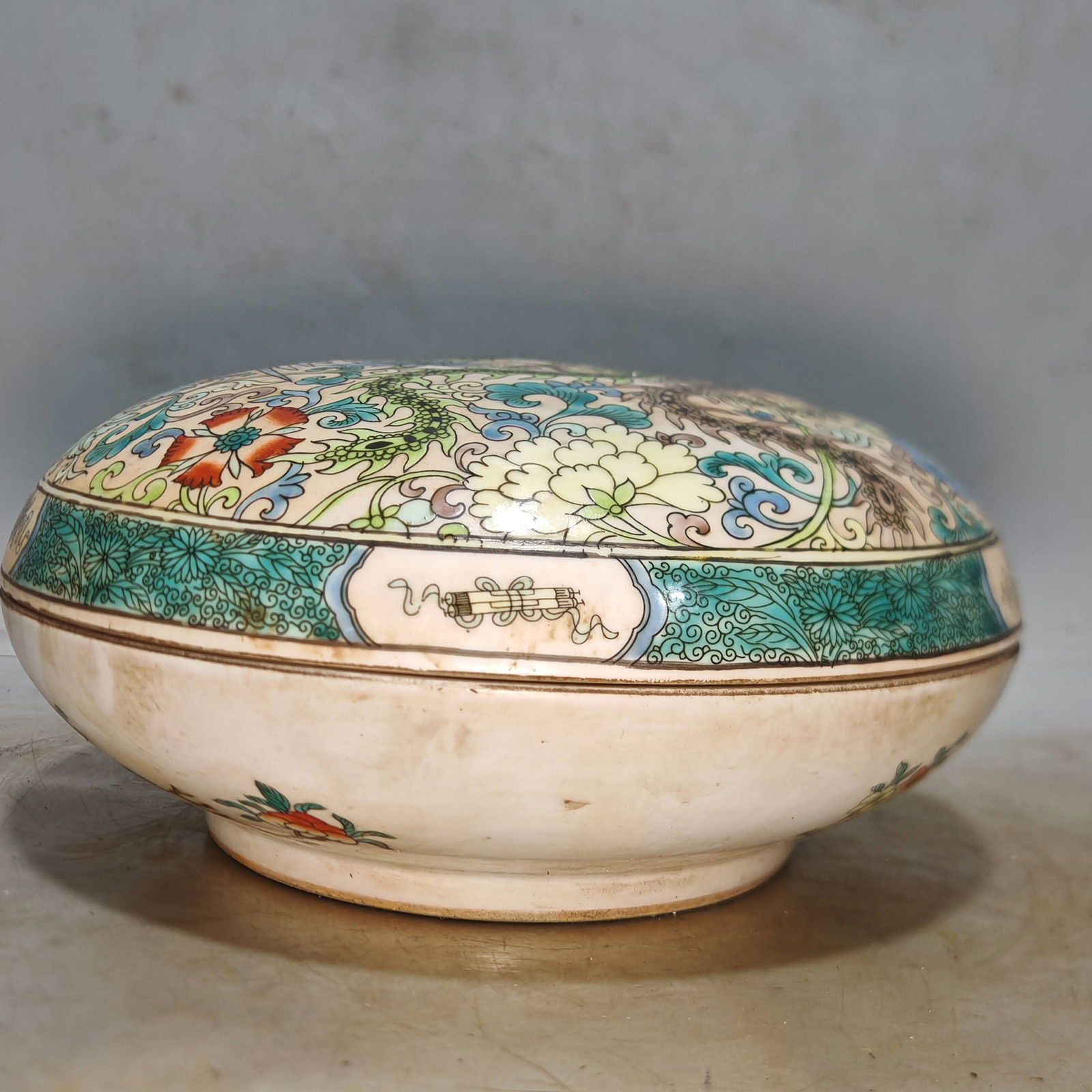 Made in the Kangxi period of the Qing Dynasty, hand-painted five-color phoenix food box (1 of 7)