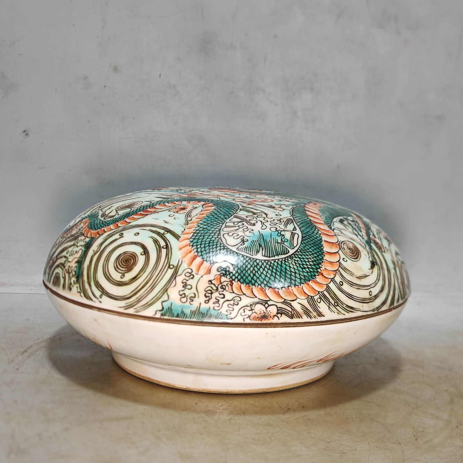 Made in the Kangxi period of the Qing Dynasty, hand-painted five-colored dragon food box (1 of 7)