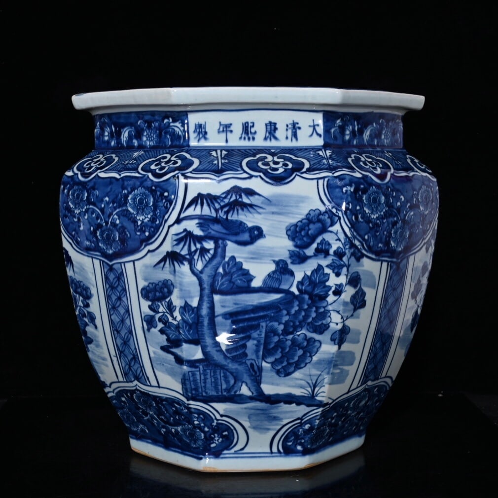 Kangxi period blue and white octagonal jar with flowers and birds: A Qing Dynasty Kangxi period blue and white porcelain octagonal jar with flowers and birds, 38x40cm Provenance:Private collection from a professor in University of Oxford. Our cooperative logistics se
