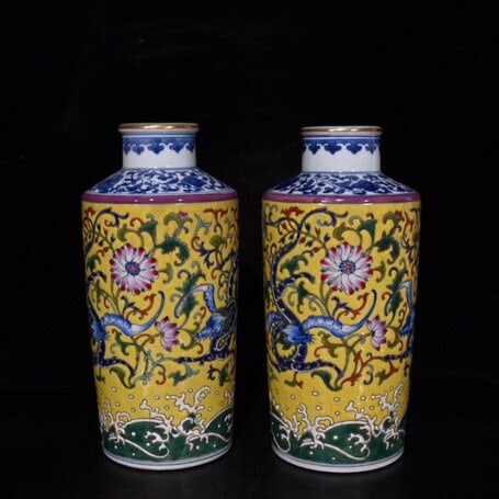 A blue and white porcelain vase with enamel decoration and gold-painted crackle pattern from the: A Qing Dynasty Qianlong period blue and white porcelain vase with enamel and gold-painted crackle dragon design, 21x10cm Provenance:Private collection from a professor in University of Oxford. Our coo