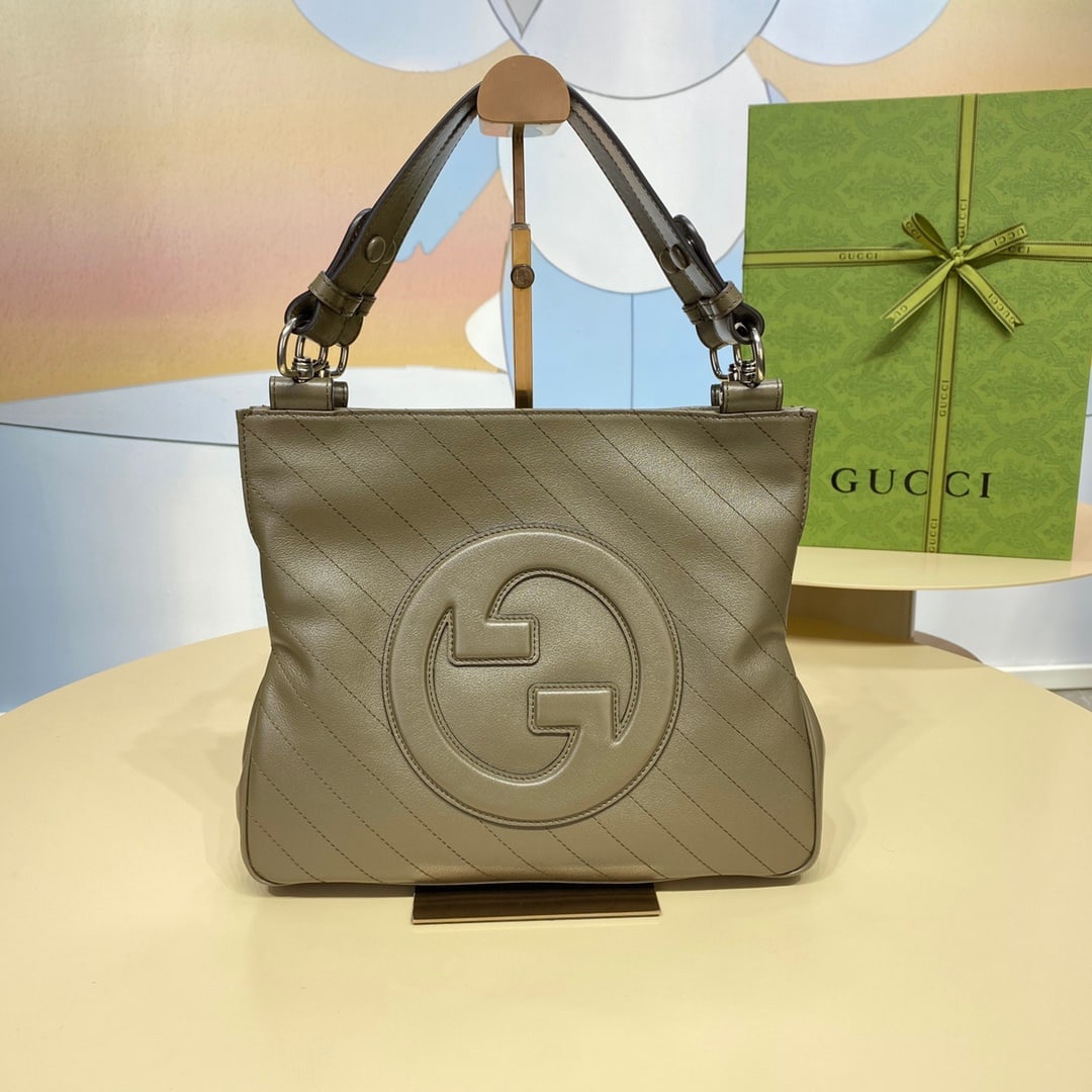GUCCI Blondie: The GUCCI Blondie Small Tote Bag in brown is a masterpiece of the GUCCI Blondie collection, featuring a round, interlocking double G design inspired by the brand's heritage. This tote bag boasts handl