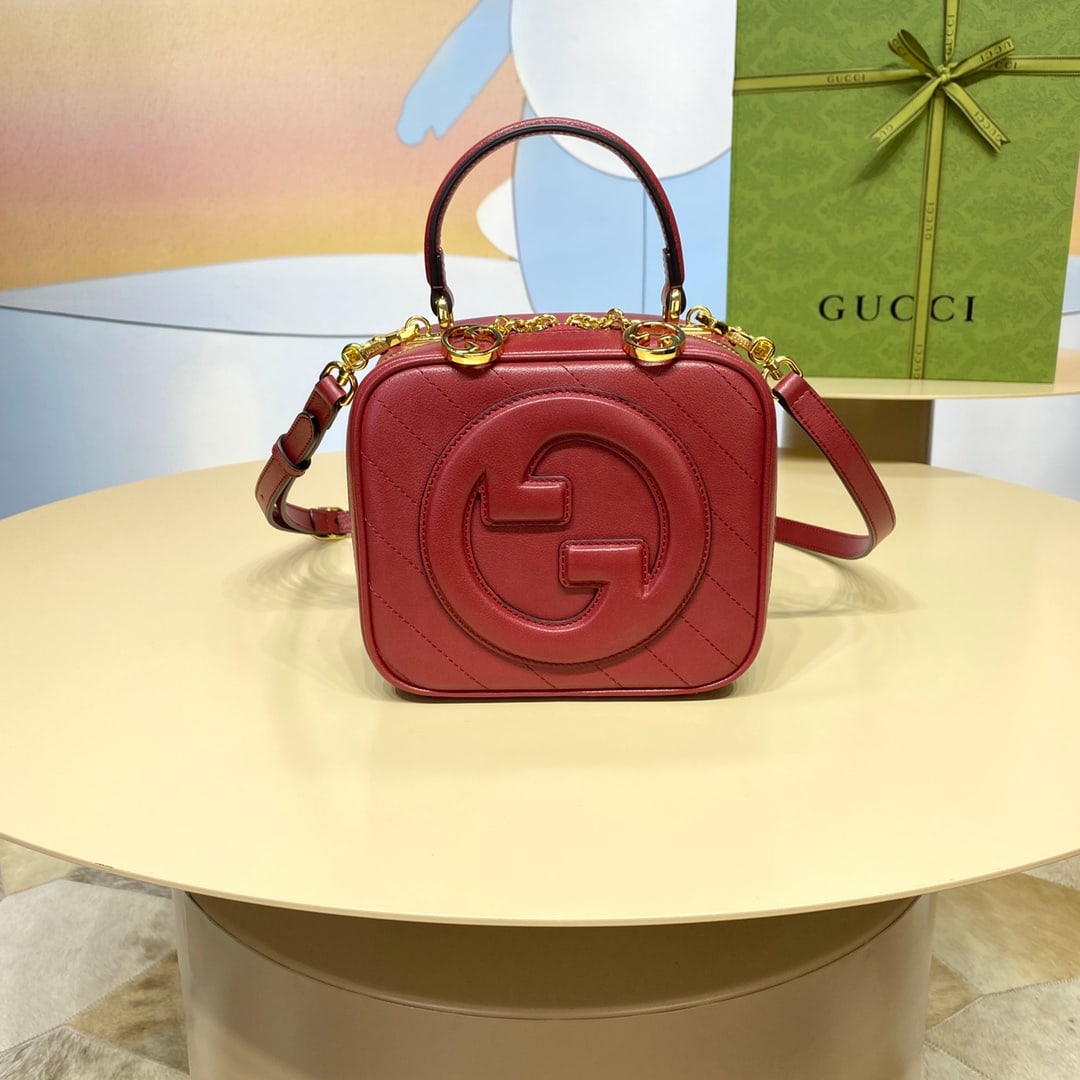 GUCCI Blondie: The GUCCI Blondie handbag in red features a circular, interlocking double G design inspired by the brand's heritage, a testament to the classic GUCCI Blondie collection. This GUCCI Blondie shoulder