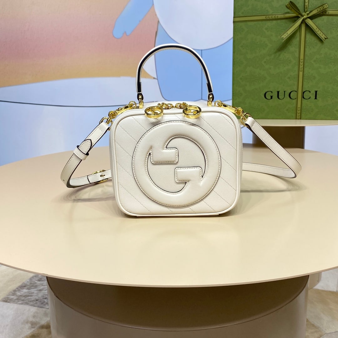 GUCCI Blondie: The white GUCCI Blondie handbag, inspired by the brand's heritage, features a circular, interlocking double-G design, a testament to the classic GUCCI Blondie collection. This GUCCI Blondie shoulder b