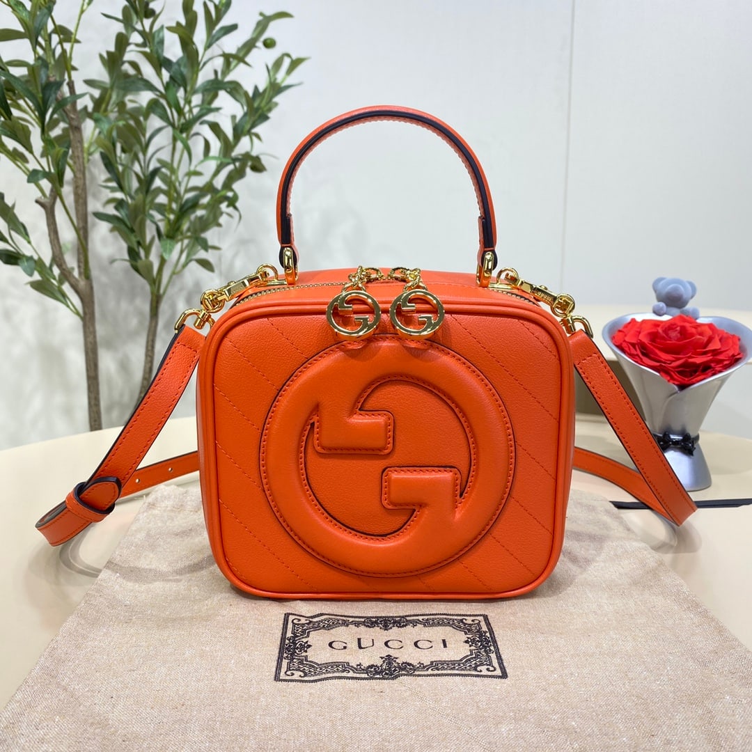GUCCI Blondie: The orange GUCCI Blondie handbag, inspired by the brand's heritage design, features a circular, interlocking double G logo, a testament to the classic GUCCI Blondie collection. This GUCCI Blondie