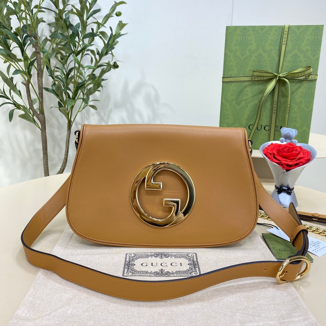 GUCCI Blondie: The GUCCI Blondie small handbag, crafted from brown leather, blends vintage elements with classic details, paying homage to the captivating style of the fashion runways. This shoulder bag, featuring b