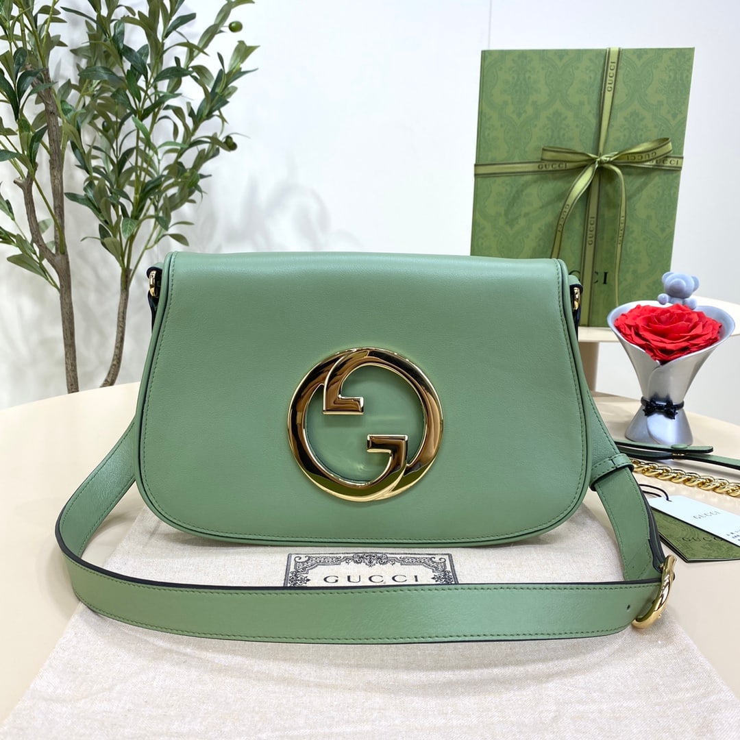GUCCI Blondie: The GUCCI Blondie small handbag in avocado green evokes vintage charm with classic details, paying homage to the captivating style of the fashion runways. This shoulder bag, crafted from green leather