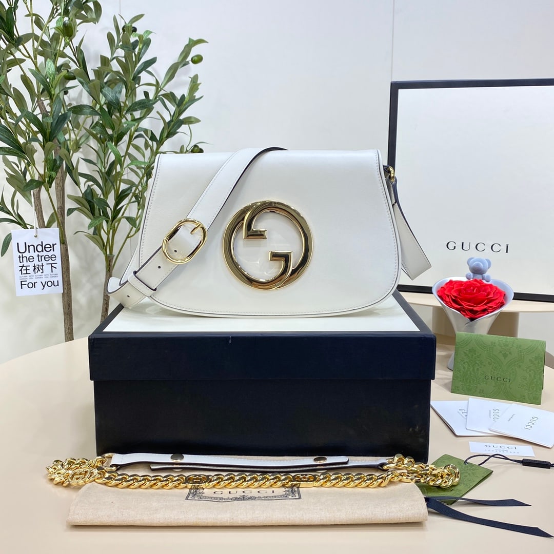 GUCCI Blondie: The GUCCI Blondie small handbag combines vintage white elements with classic details, paying homage to the captivating style of the fashion runways. This shoulder bag, crafted from white leather with 