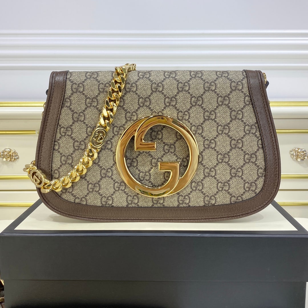 GUCCI Blondie: The GUCCI Blondie shoulder bag blends vintage canvas elements with classic details, paying homage to the captivating style of the "March of Love" fashion show. This shoulder bag features GUCCI