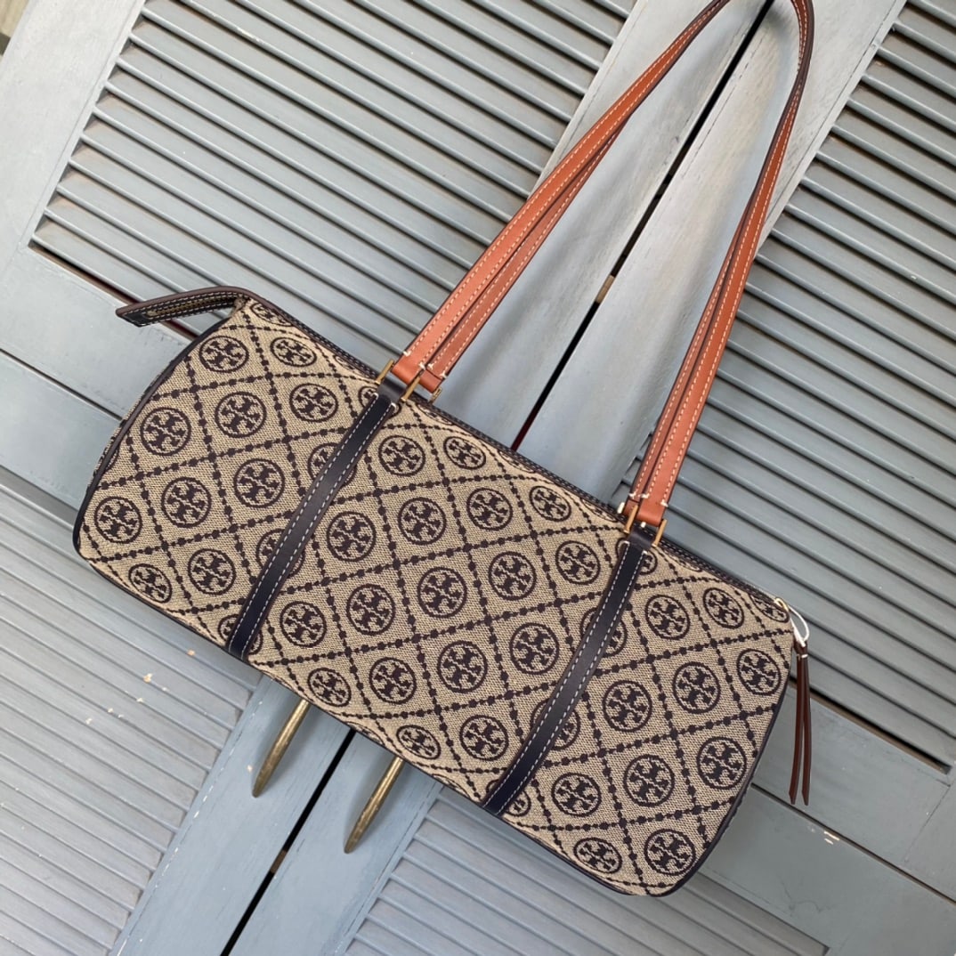 Tory Burch Monogram: The T Monogram barrel bag blends classic silhouette with modern luxury, offering both sophistication and practicality. Inspired by 16th-century sailor style, it embodies perfect proportions and a uniq