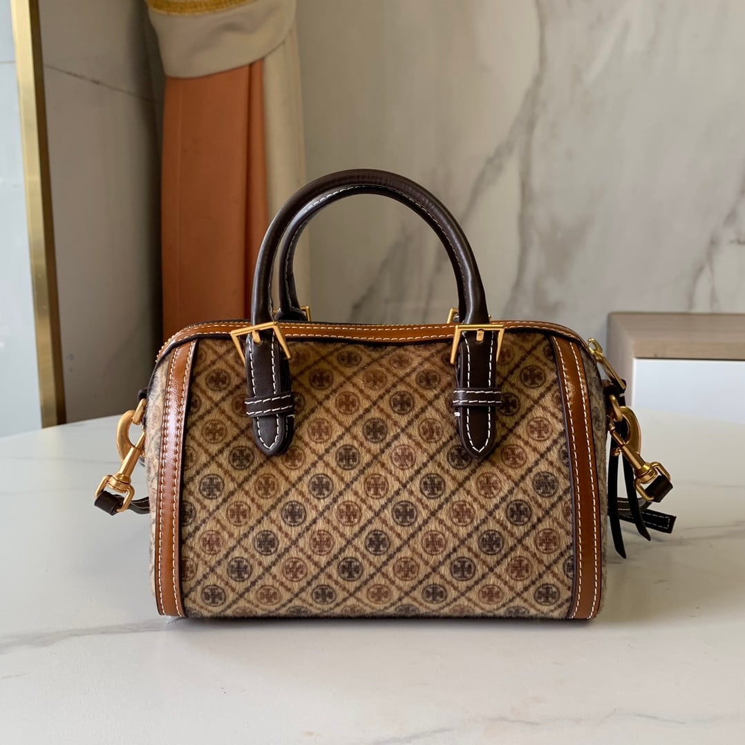 Tory Burch: Horsehair pillow dimensions: 18.5 x 12 x 11.5 cm Thank you for viewing our auction and we look forward to serving you as a valued Gold Standard Auctions customer! Each item has been carefully selected