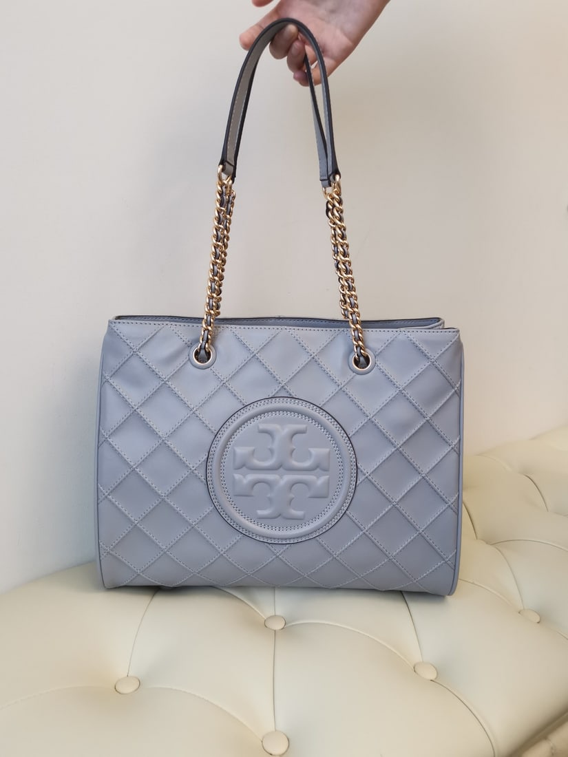 Tory Burch: This (gray-blue) lambskin tote bag has a very gentle overall look and is suitable for all seasons. It's not particularly large, but can be used with an inner pouch for compartmentalization. The