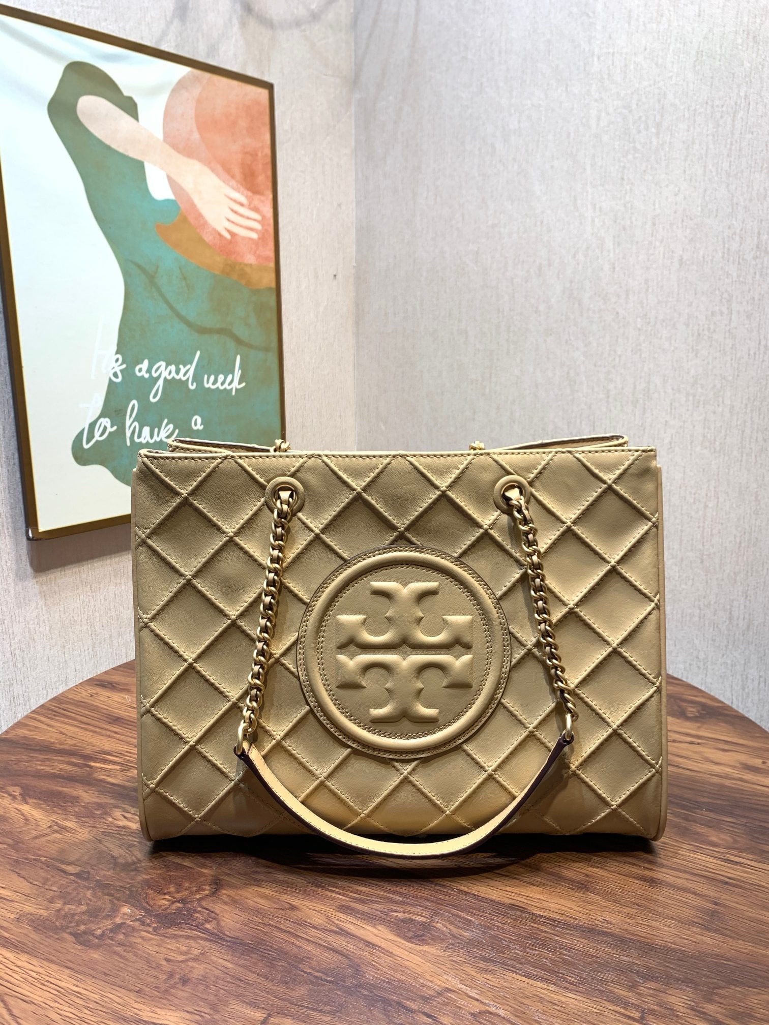 Tory Burch FLEMING: Tory Burch Fleming Medium Tote Bag. Classic and charming: This Fleming tote bag is crafted from supple leather and refreshed with diamond-patterned pleats. Its feminine and distinctive shape is