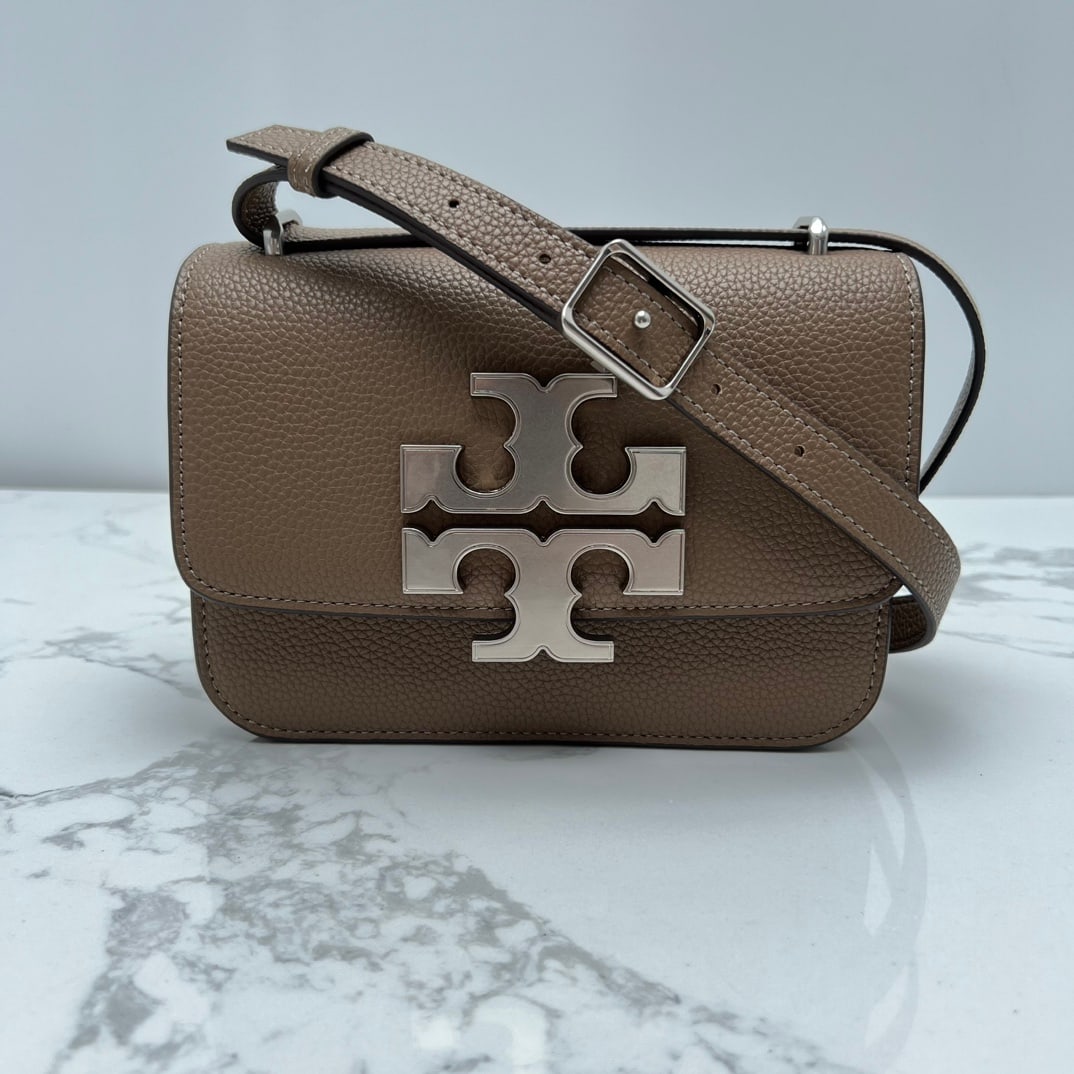 Tory Burch: The Eleanor small handbag, a new lychee-patterned gold brick tofu bag, features a sleek and stylish design, is easy to carry, and meets everyday needs. The small size measures 13.5cm in height, 19cm