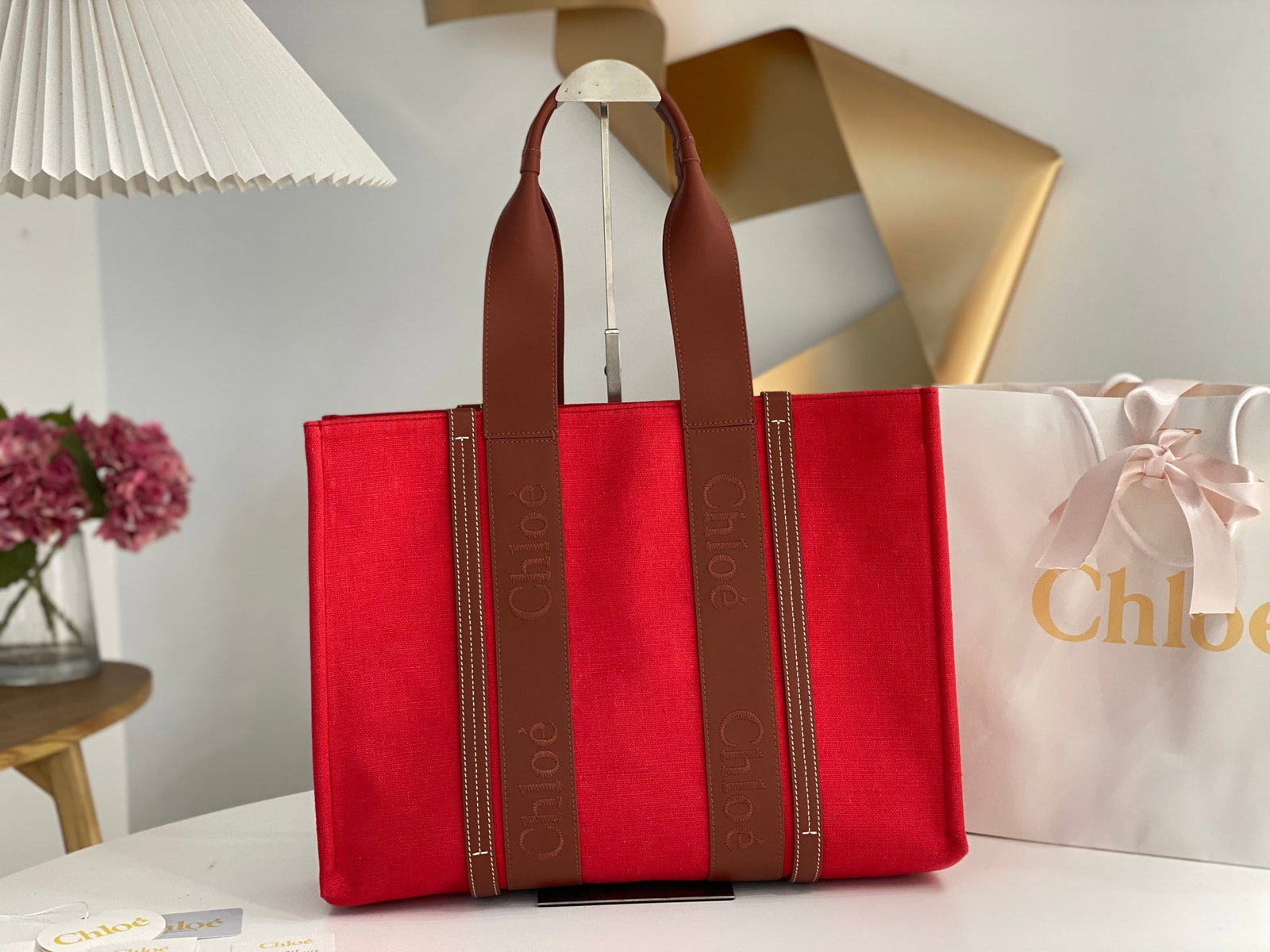 Chloe: Chloe's Woody tote bag, featuring a striking Chinese red and brown color scheme, debuted in the 2023 early spring collection. This understated yet luxurious handbag exudes sophistication and is truly