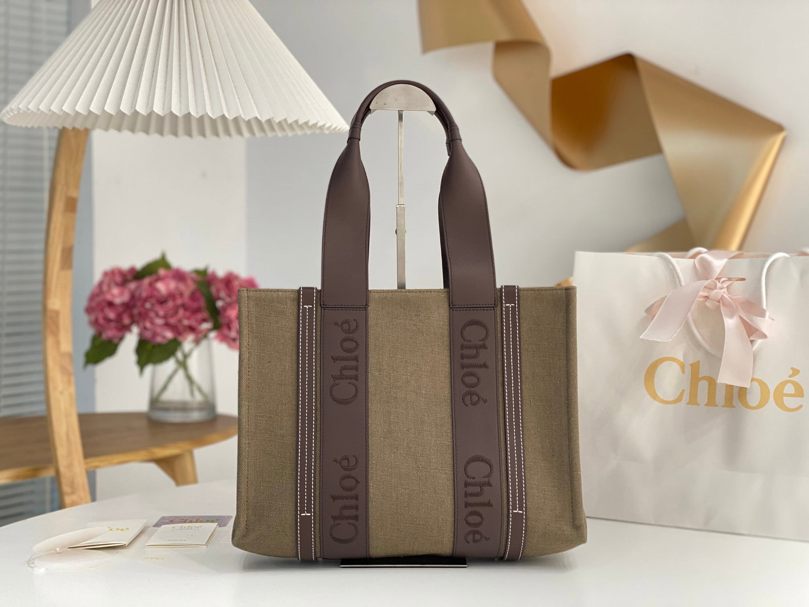 Chloe: Chloe's military green and brown Woody tote bag, a new addition to their 2023 early spring collection, is a stunning example of understated luxury. This handbag is truly beautiful and unisex. Thank