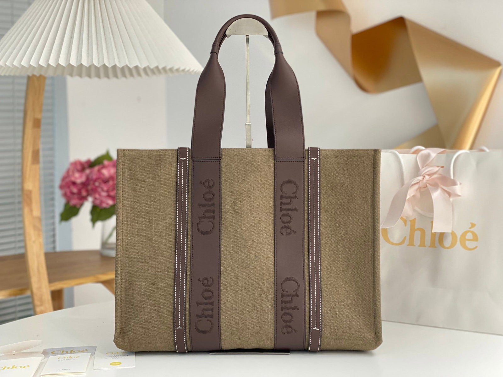 Chloe: Chloe's 2023 Early Spring collection features a military green and brown color scheme for the Woody tote bag. This understated yet luxurious handbag exudes sophistication and is truly beautiful. Unise