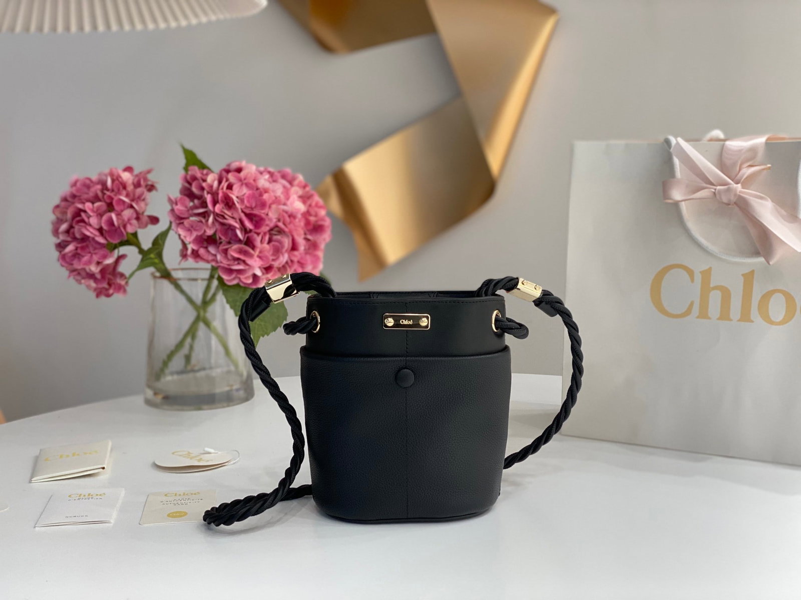Chloe: The Chloe Key bucket bag in all-leather black is a spring/summer essential. This KEY bucket bag features a cleverly designed rope shoulder strap and multiple compartments, each with its own function,