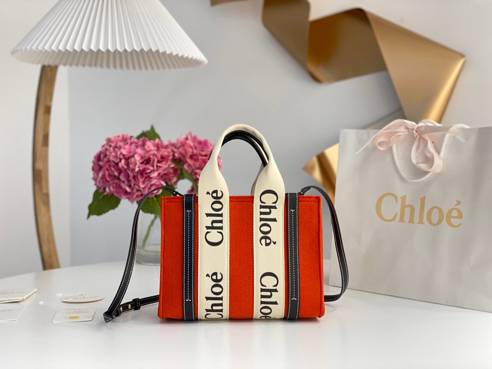 Chloe: The orange CHLOE Woody tote bag, dominated by felt wool throughout the summer, continues its popularity into winter. This time, unlike previous versions, it features a wool blend fabric more suitable 