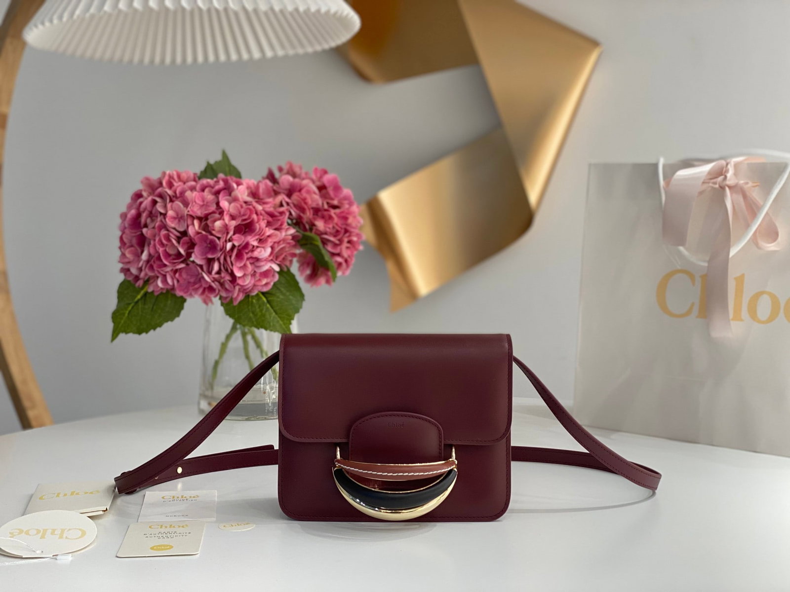 Chloe: The Chloe 2022S Kattie Bracelet Bag features a C-shaped bracelet design in calfskin, walnut wood, and metal rings, combining vintage and modern elements, classic and fashionable styles. The interior