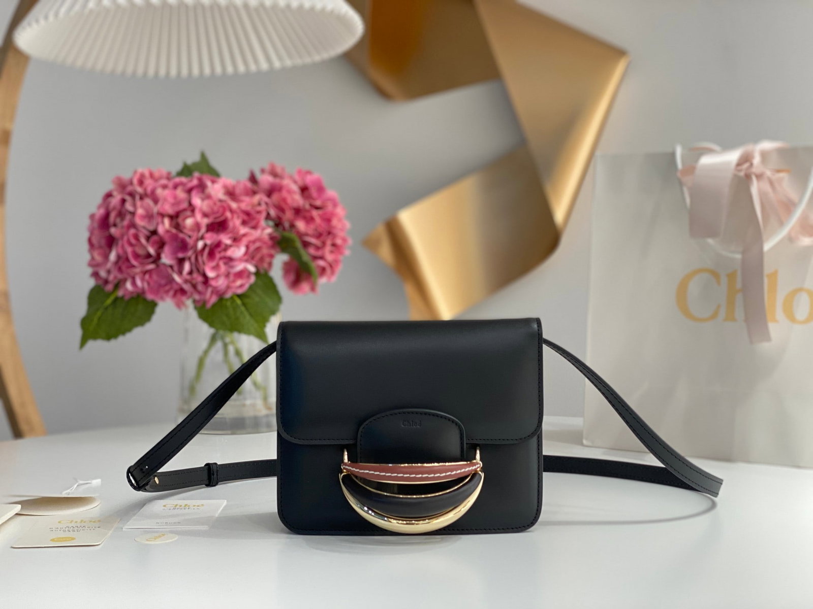Chloe: The Chloe 2022S Kattie Bracelet Bag features a C-shaped bracelet design in calfskin, walnut wood, and metal rings, combining vintage and modern elements, classic and fashionable styles. The interior b