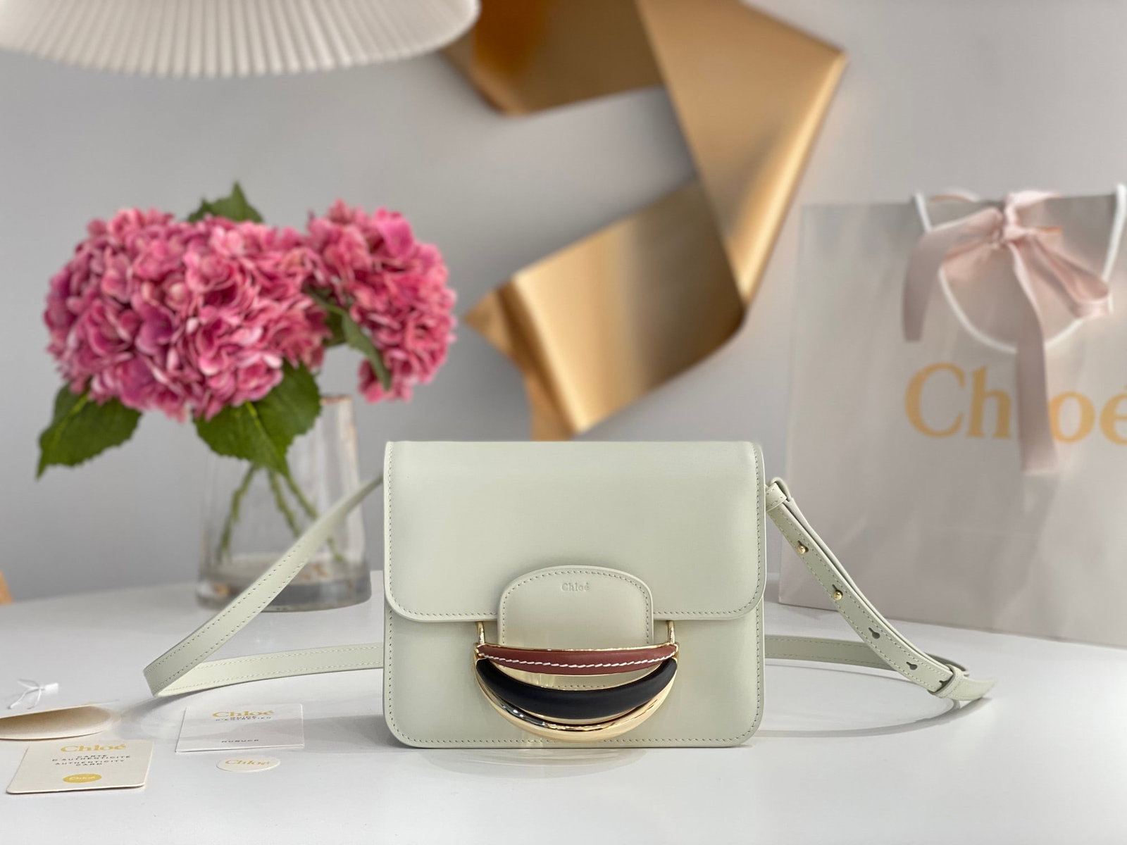 Chloe: The Chloe 2022S Kattie Bracelet Bag features a C-shaped bracelet design in calfskin, walnut wood, and metal rings, combining vintage and modern elements, classic and fashionable styles. The interior b
