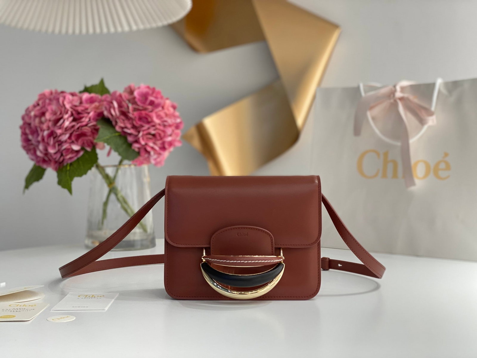 Chloe: The Chloe 2022S Kattie Bracelet Bag features a C-shaped bracelet design in calfskin, walnut wood, and metal rings, combining vintage and modern elements, classic and fashionable styles. The interior b