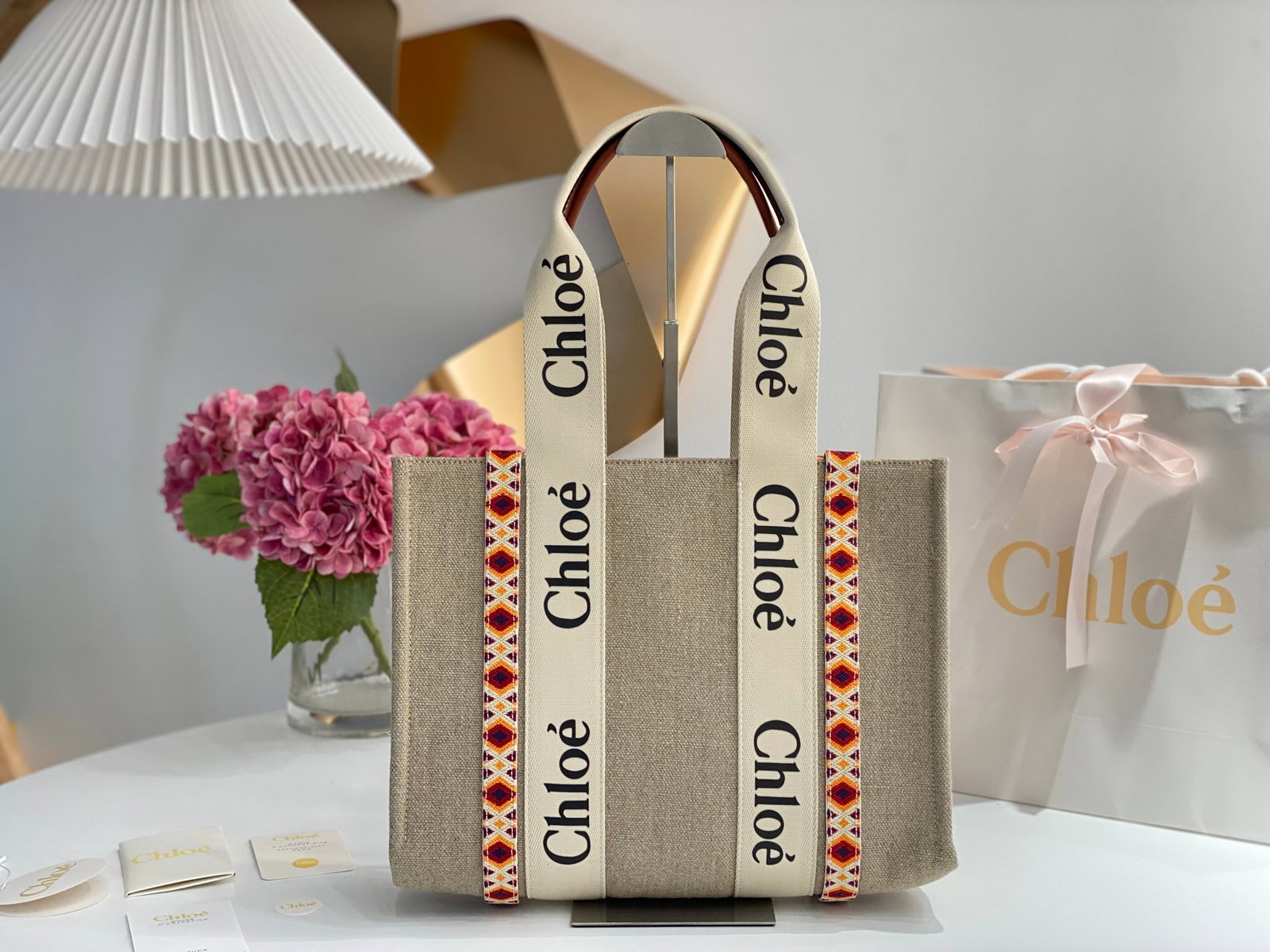 Chloe: Chloe's quilted brown Woody quilted tote bag is a vibrant start to the day. The hand-embroidered texture and exquisite craftsmanship of the 2022 Spring/Summer collection make this bohemian-style Woody