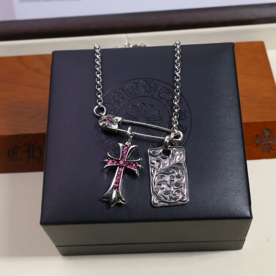 Chrome Hearts necklace: The Chrome Hearts necklace, a classic design, is perfect for dates, evening events, or everyday wear. It will make you shine with a unique radiance, a romantic and dreamy gift for your loved one, or