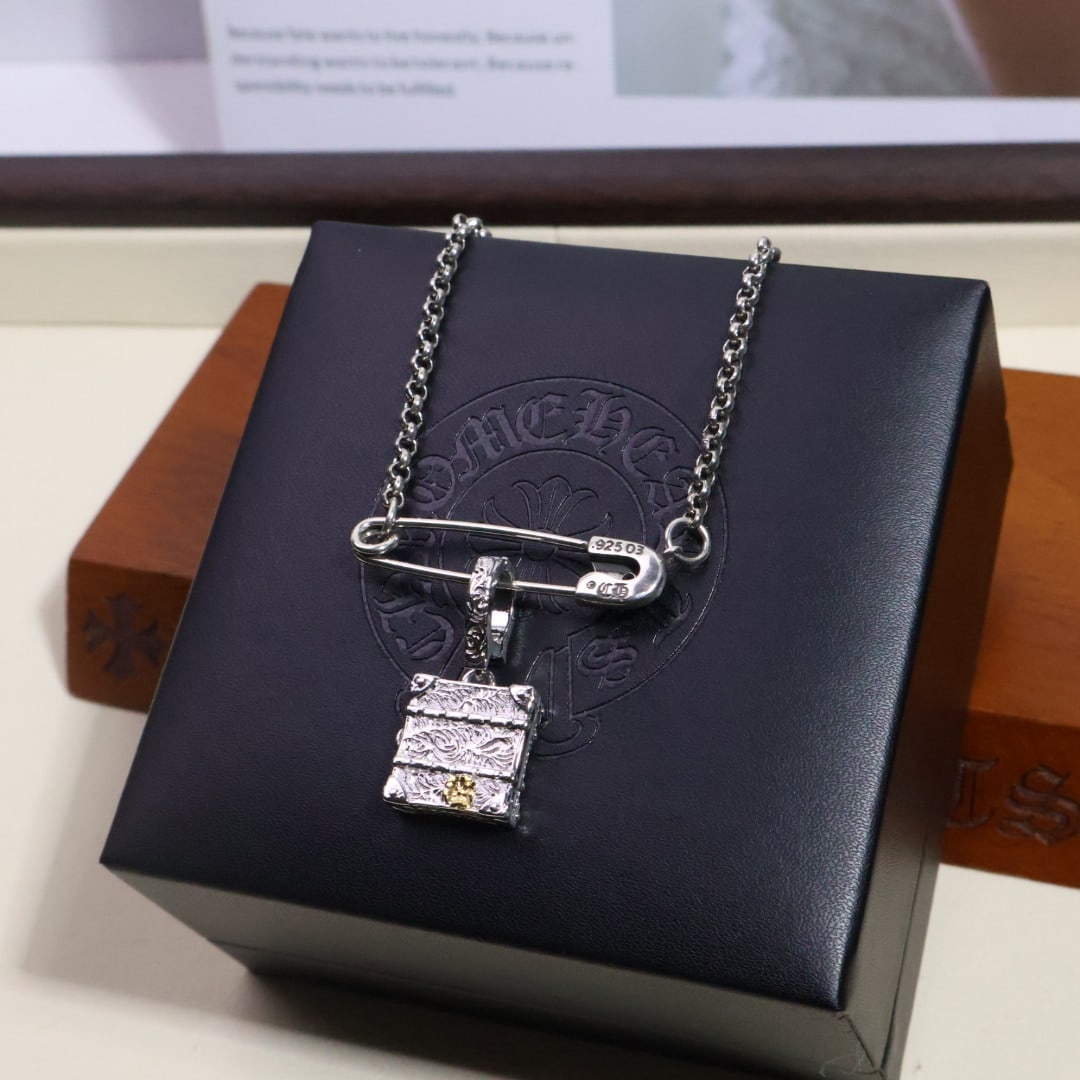 Chrome Hearts necklace: The Chrome Hearts necklace, a classic design, is perfect for dates, evening events, or everyday wear. It will make you shine with a unique radiance, a romantic and dreamy gift for your loved one, or