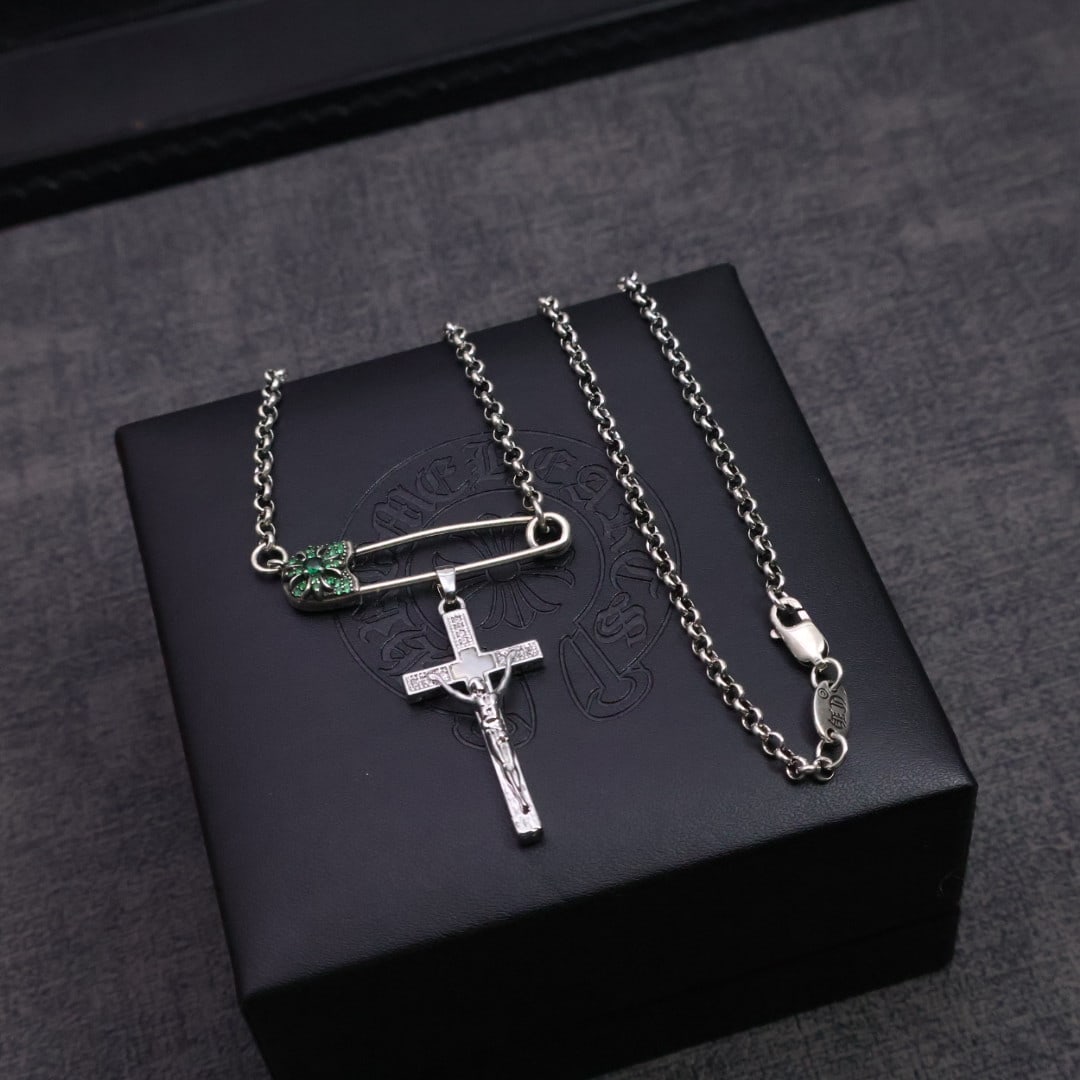 Chrome Hearts Brooch Chain: The Chrome Hearts brooch chain is the perfect upgrade for any outfit. Its distinctive cross-shaped design and sharp angles exude a free-spirited attitude. Wear it on your neckline to add a touch of