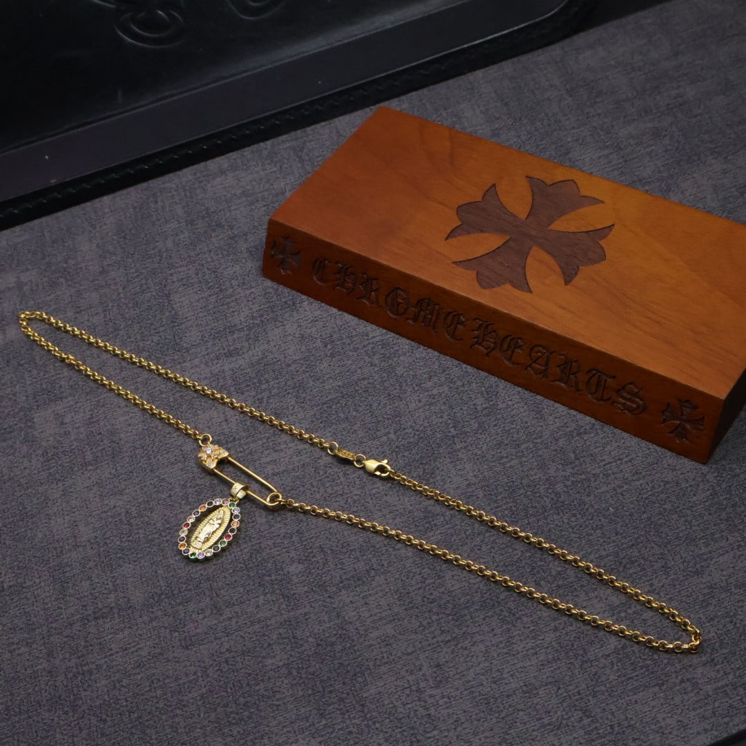 Chrome Hearts Brooch Chain: The Chrome Hearts brooch chain is the perfect upgrade for any outfit. Its distinctive cross-shaped design and sharp angles exude a free-spirited attitude. Wear it on your neckline to add a touch of
