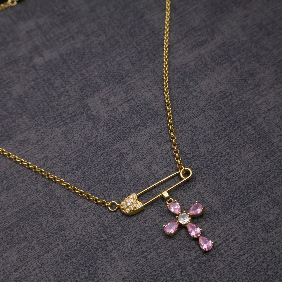 Chrome Hearts necklace: The Chrome Hearts necklace, a classic design, is perfect for dates, evening events, or everyday wear. It will make you shine with a unique radiance, a romantic and dreamy gift for your loved one, or