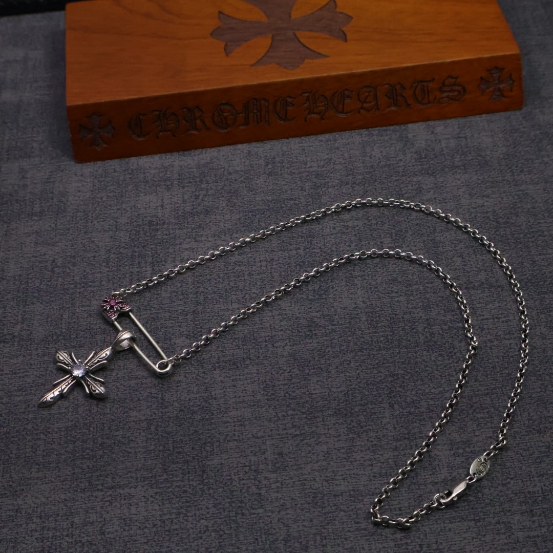 Chrome Hearts necklace: The Chrome Hearts necklace, a classic design, is perfect for dates, evening events, or everyday wear. It will make you shine with a unique radiance, a romantic and dreamy gift for your loved one, or