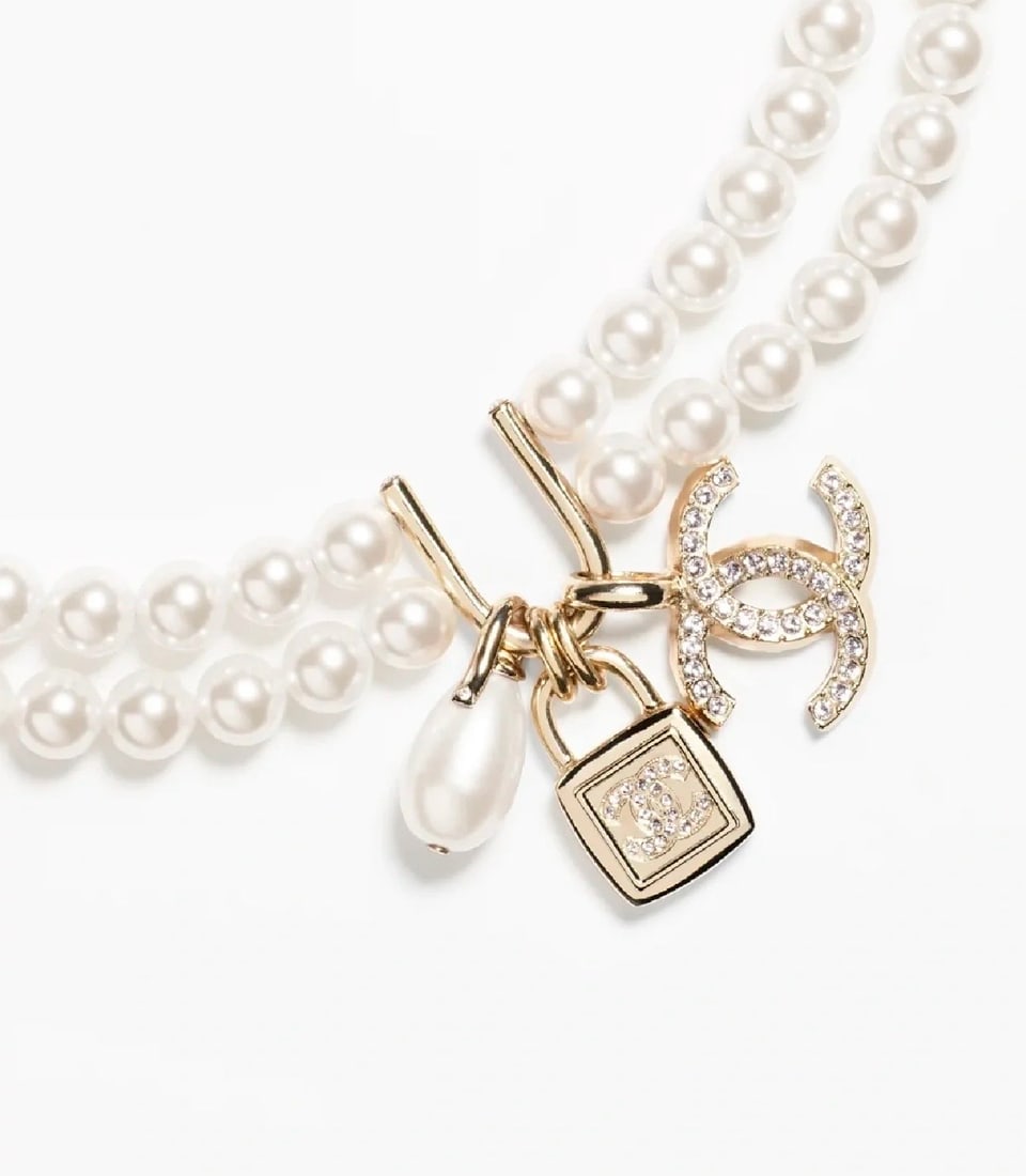 Chanel necklace: Chanel necklace choker jewelry, currently Chanel 23p, double-layered pearl necklace with a gentle color scheme that is naturally pleasing to the eye. Thank you for viewing our auction and we look forw