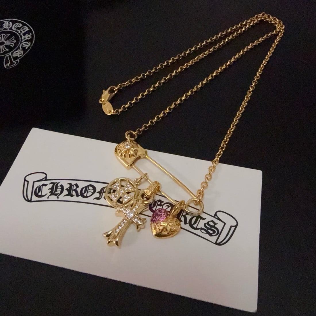 Chrome Hearts Classic Retro Necklace: Chrome Hearts cross necklace pins feature unique designs with embossed patterns. The cross and scout emblem are a hallmark of Chrome Hearts, ensuring its enduring popularity. A must-have for fashion, 
