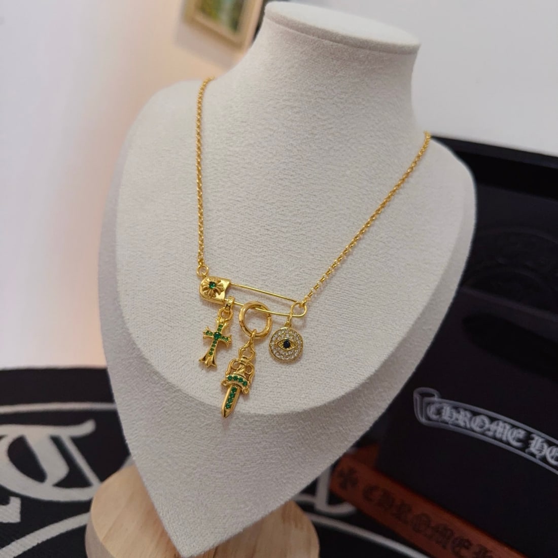 Chrome Hearts Classic Retro Necklace: Chrome Hearts cross necklace pins feature unique designs with embossed patterns. The cross and scout emblem are a hallmark of Chrome Hearts, ensuring its enduring popularity. A must-have for fashion, 