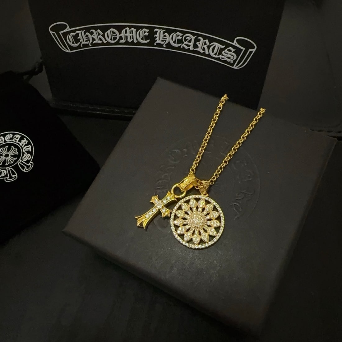 Chrome Hearts Classic Retro Necklace: Chrome Hearts cross necklace pins feature unique designs with embossed patterns. The cross and scout emblem are a hallmark of Chrome Hearts, ensuring its enduring popularity. A must-have for fashion, 