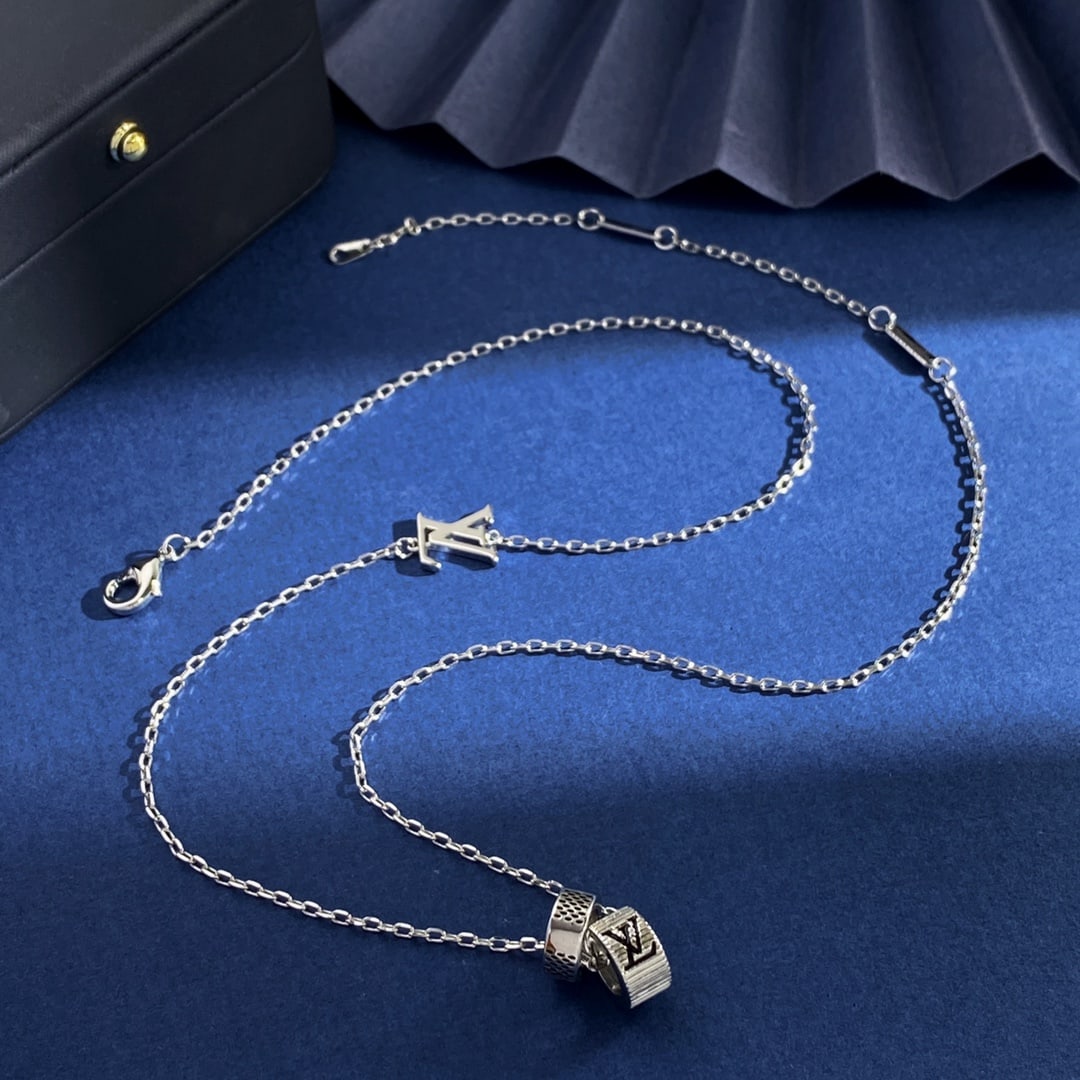 LV necklace: LV four-leaf clover and LV letter double-ring pendant necklace, weighing approximately 8.6g, approximately 50cm + 5cm + 5.5cm in length. Thank you for viewing our auction and we look forward to servin