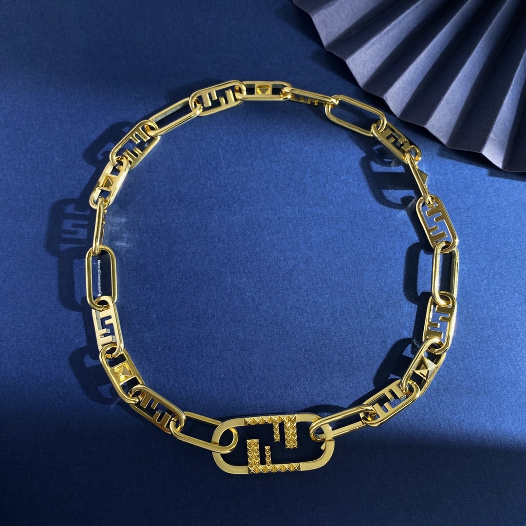 Fendi necklace: Fendi's exaggerated, fashionable metallic necklace with small square studs and oval double-F logo chain links, available in gold and silver, weighing approximately 69g and about 48cm in length. Thank 