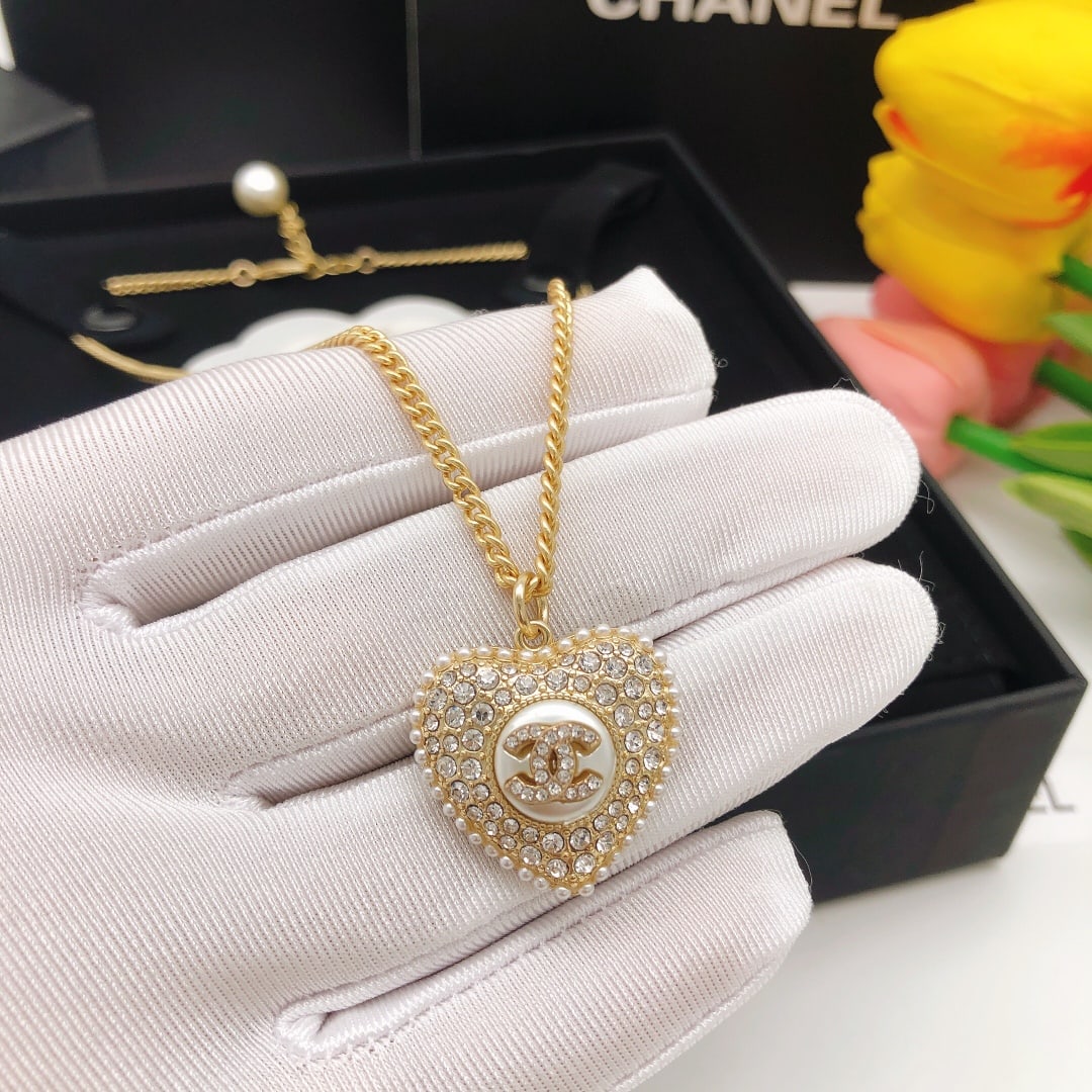 Chanel necklace: White and black 22B full diamond heart-shaped necklace with black and white diamonds - it evokes a feeling of excitement and creates a very atmospheric look for everyday wear. Thank you for viewing ou