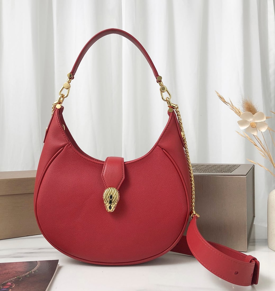 Bvlgari SERPENTI ELLIPSE: The Bvlgari Serpenti Ellipse medium shoulder bag, a crossbody/underarm bag from the Svlgari collection, boasts a unique shape, iconic details, and versatile charm. This everyday bag is crafted from cr